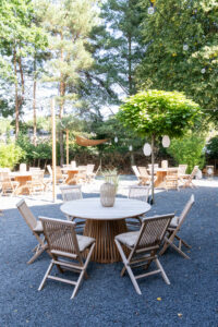 Gedeckte Tische im Garten der Destino Eventlocation