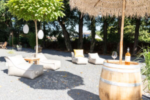 Gartenlounge mit hellen Sitzmöbeln im Destino