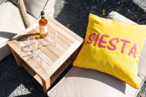 Detail der Gartenlounge mit Beistelltisch und Sitzkissen