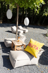 Sitzplatz in der Gartenlounge der Destino Eventlocation
