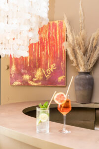 Cocktails am Tresen der Destino Eventlocation