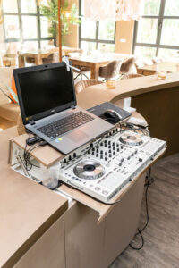 DJ-Pult mit Mischtechnik in der Destino Eventlocation